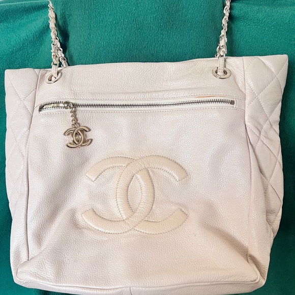 CHANEL Cream Leather Shoulder Bag - Picture 1 of 8